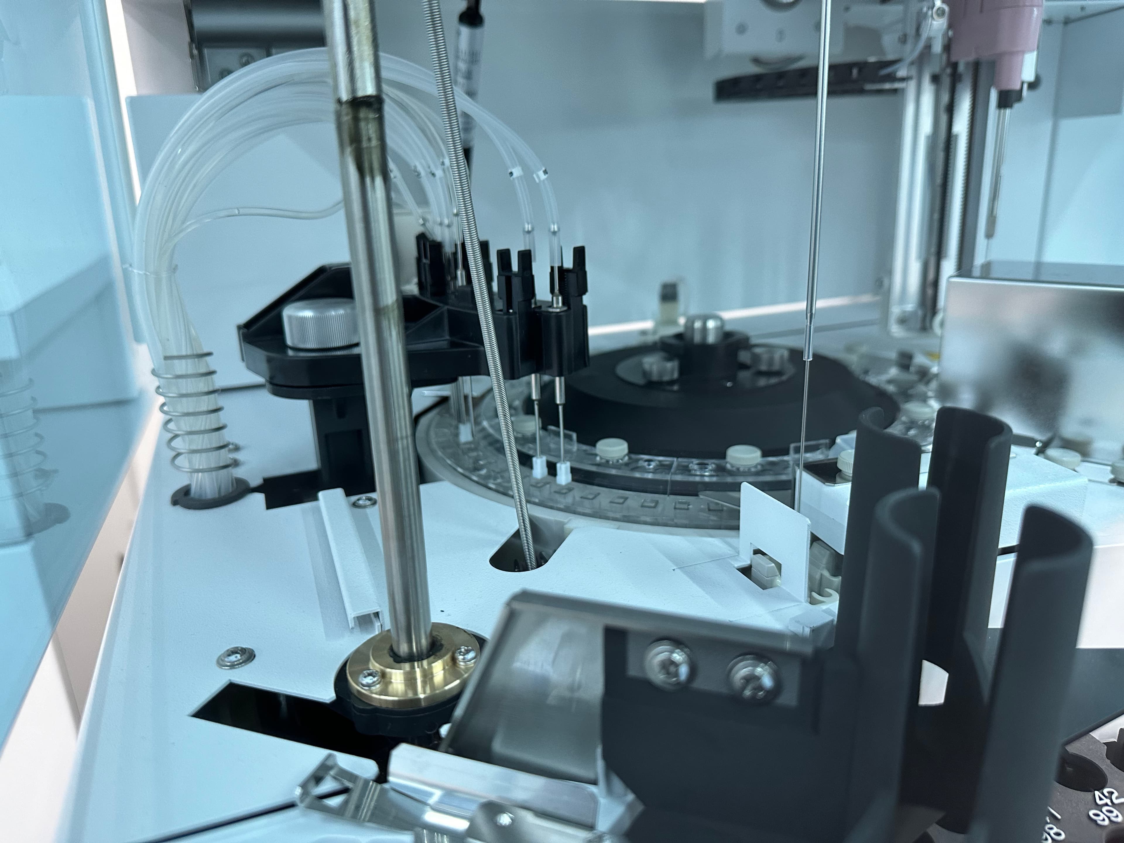Automated analyzer carousel loading patient samples for testing